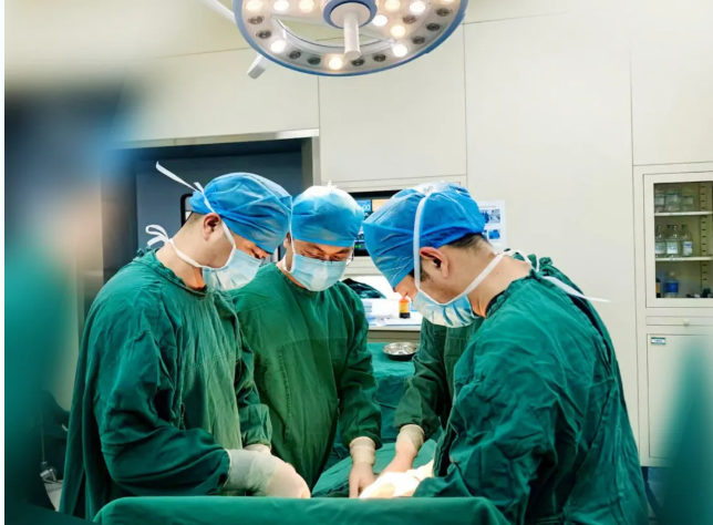 4年时间，肾上腺肿瘤长成“拳头”大小，我院泌尿外科成功精准切除